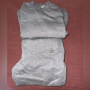 ALO Yoga Women Accolade Sweatpants and  Accolade Crew Neck Pullover set